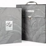 Modelo Palma. Vin?lico con relieve y personalizado con placa plata grabada.