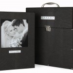 Modelo Para?so. Vin?lico con relieve y personalizado con foto incrustada m?s placa plata.